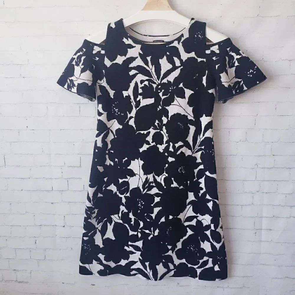 Ann Taylor Petite S Black White Floral Stretch Knit Cold Shoulder Flutter Sleeve